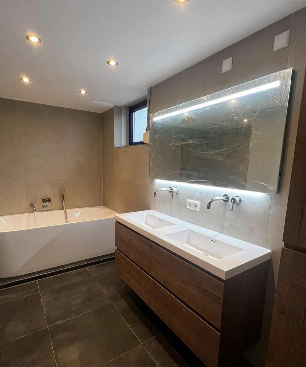 Luxe badkamerrenovatie gerealiseerd door Projectbouw Aannemers B.V. in Zevenaar