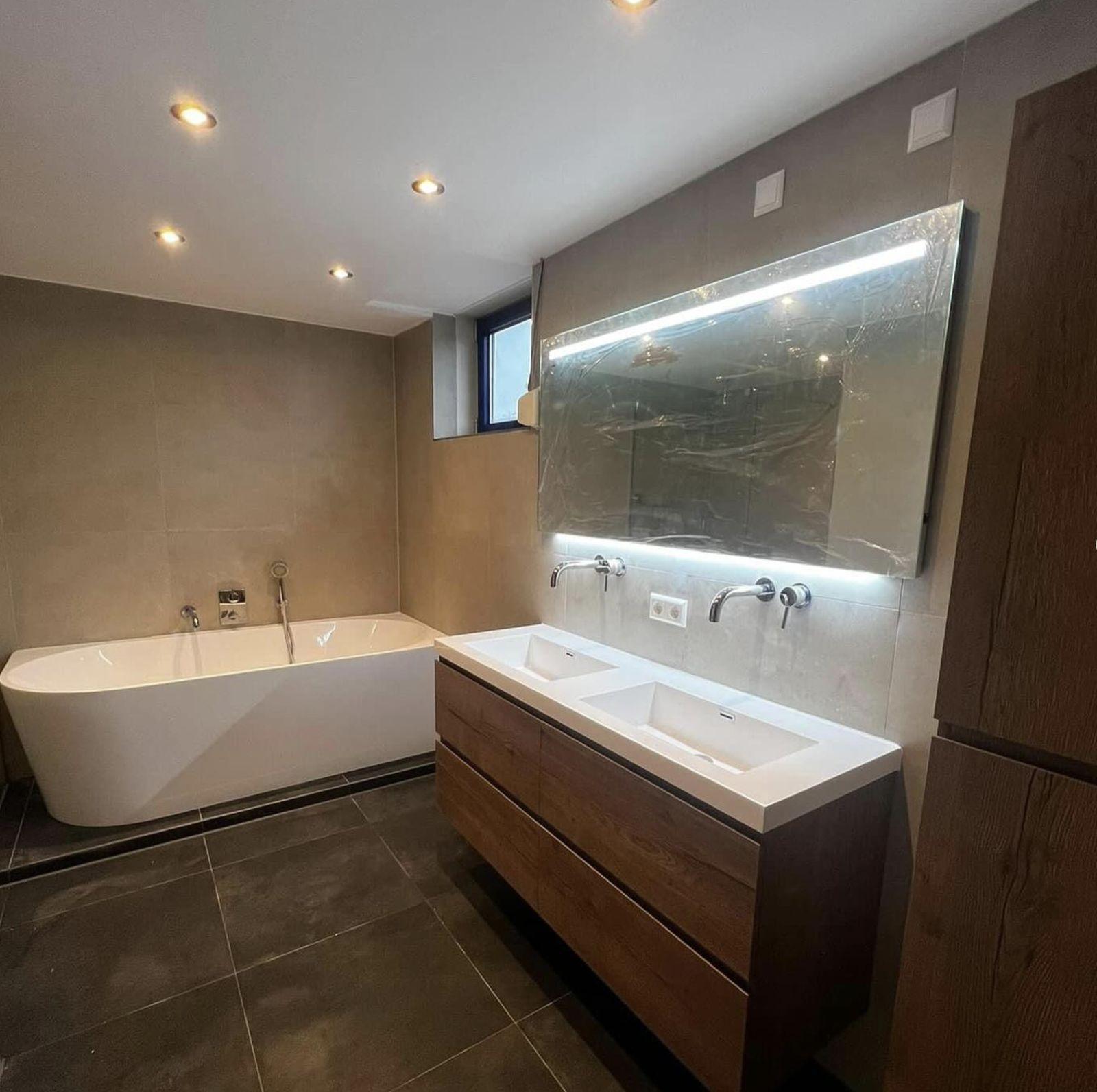Complete badkamerverbouwing met vrijstaand bad, gerealiseerd door Projectbouw Aannemers B.V.