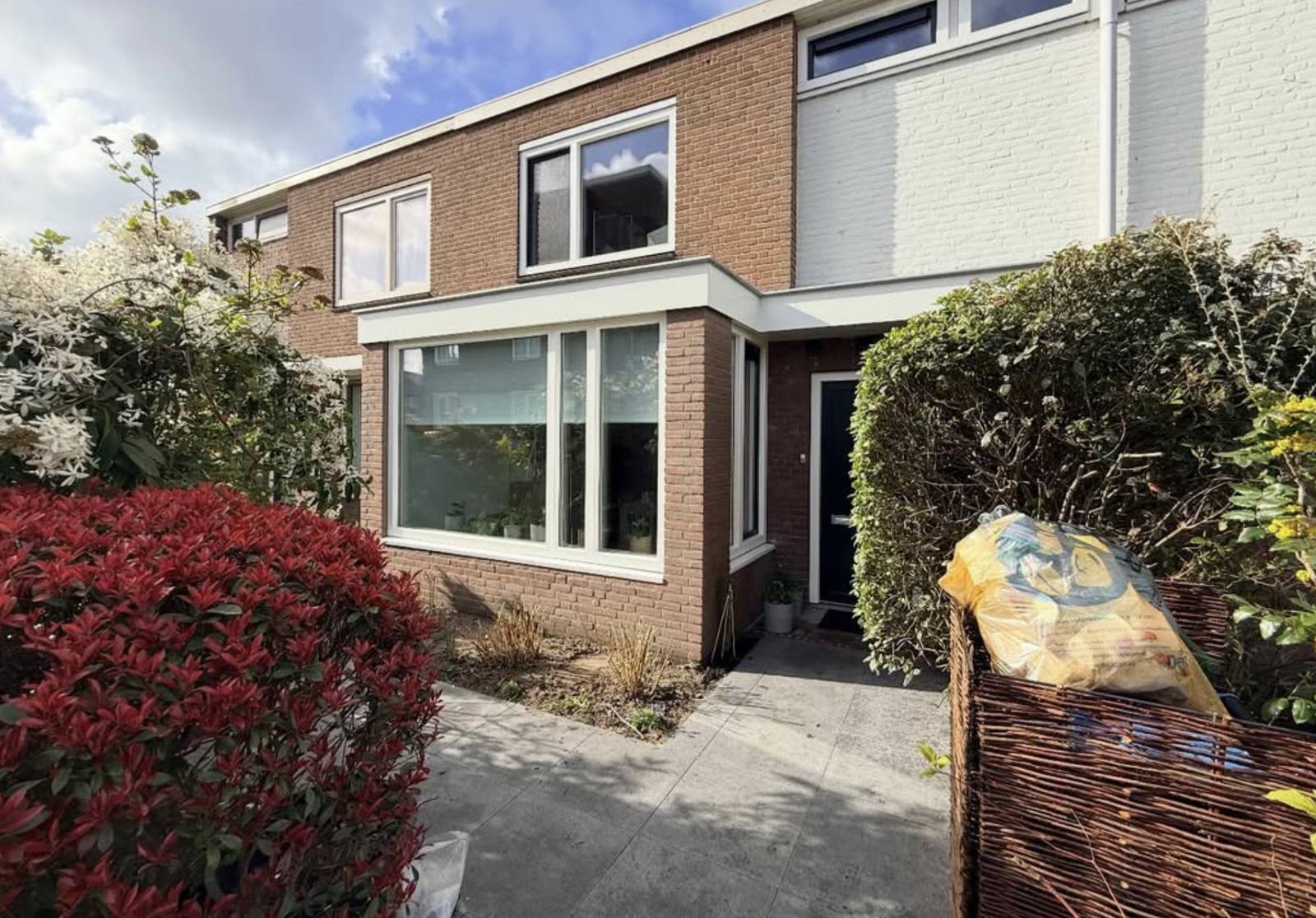 Gerenoveerde voorgevel met nieuwe erker, kozijnen en voordeur