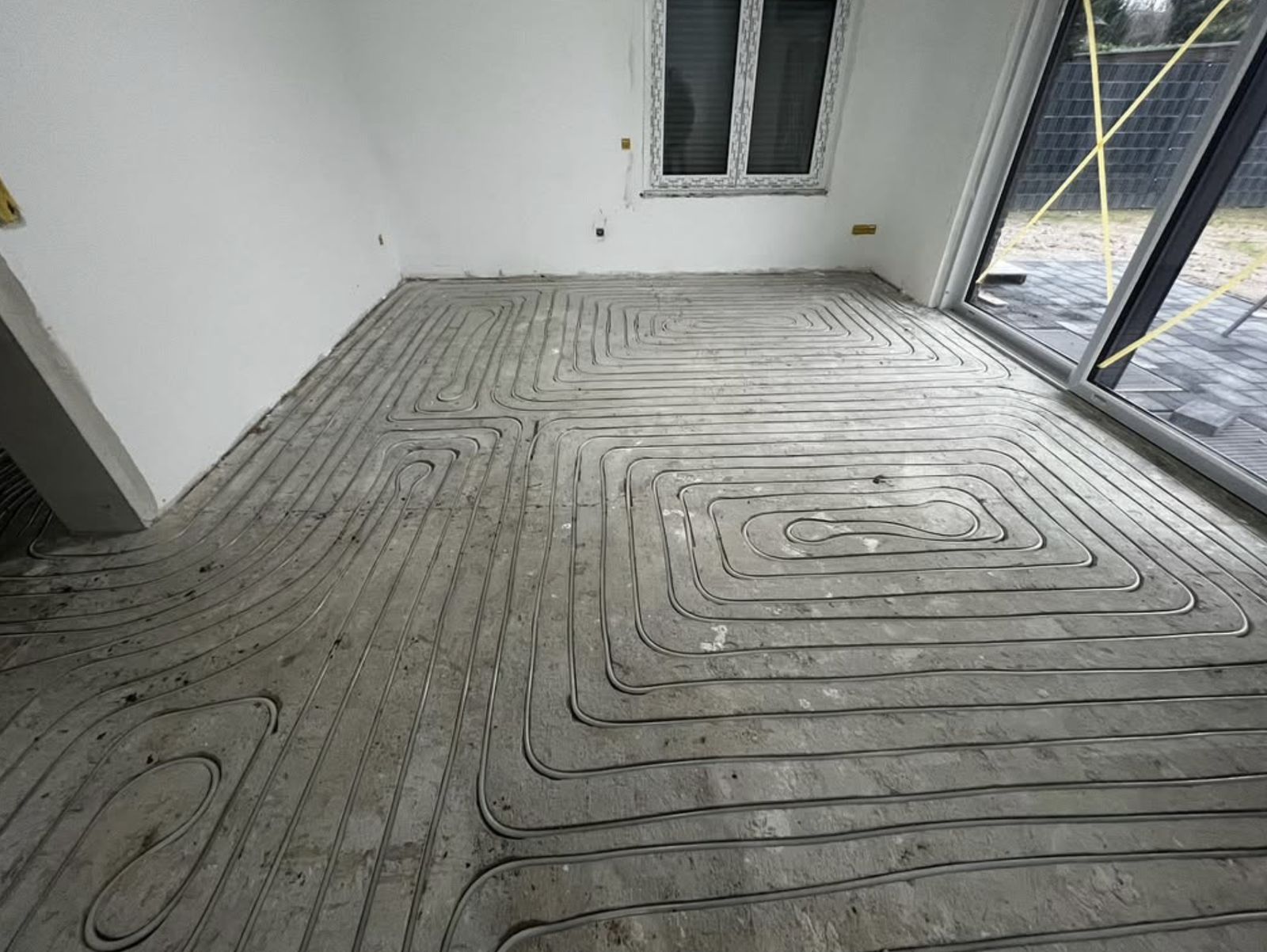 Vloerverwarming aangelegd in woonkamer voor de afwerkvloer