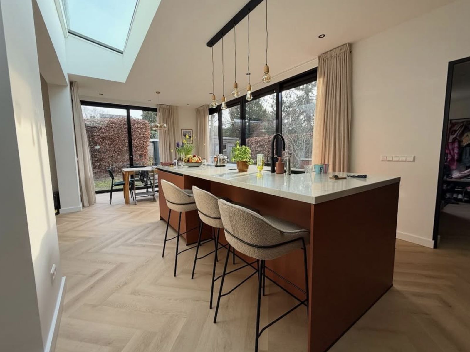Zijaanzicht van de houten aanbouw tijdens de bouwfase