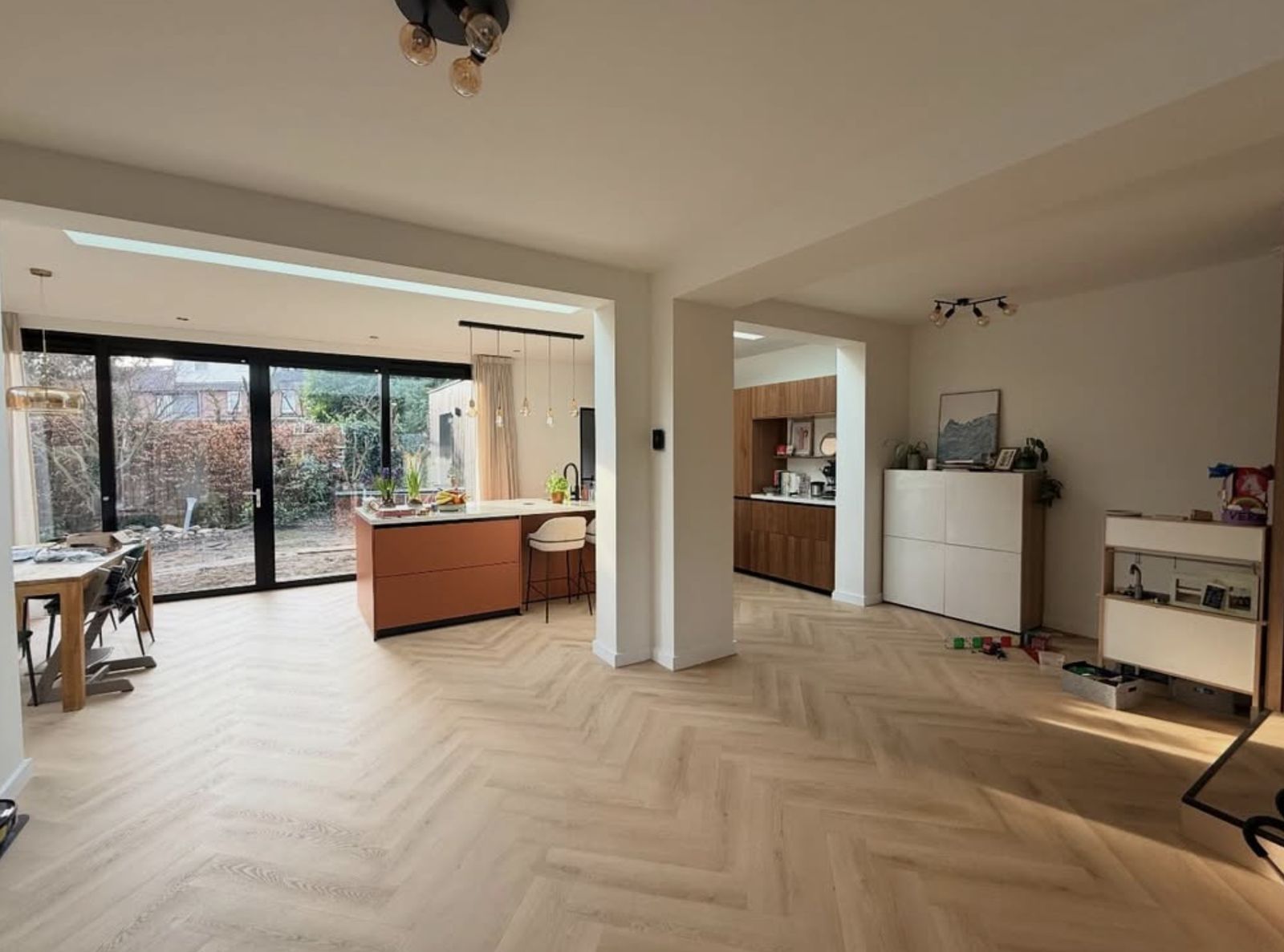 Detailfoto van het bouwproces van de houten aanbouw