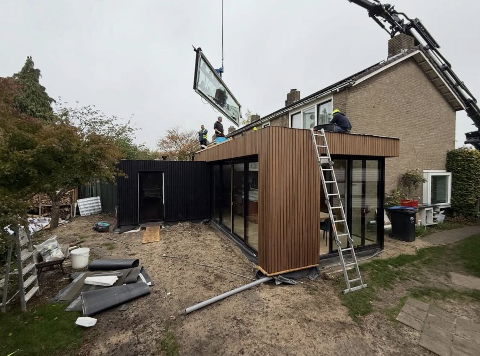 De aanbouw met geplaatste kozijnen en gevelbekleding