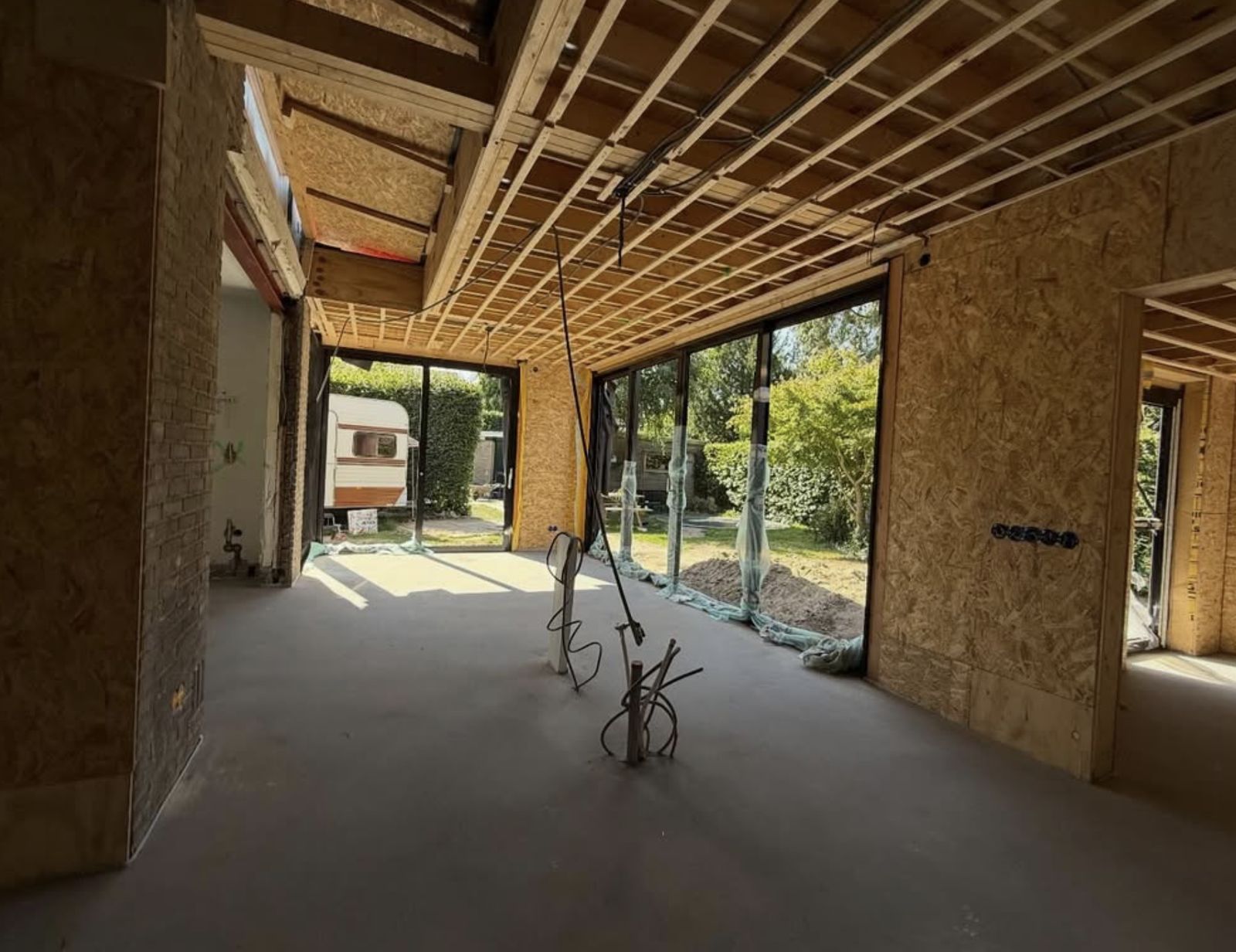 Interieur van de aanbouw met zicht naar de tuin