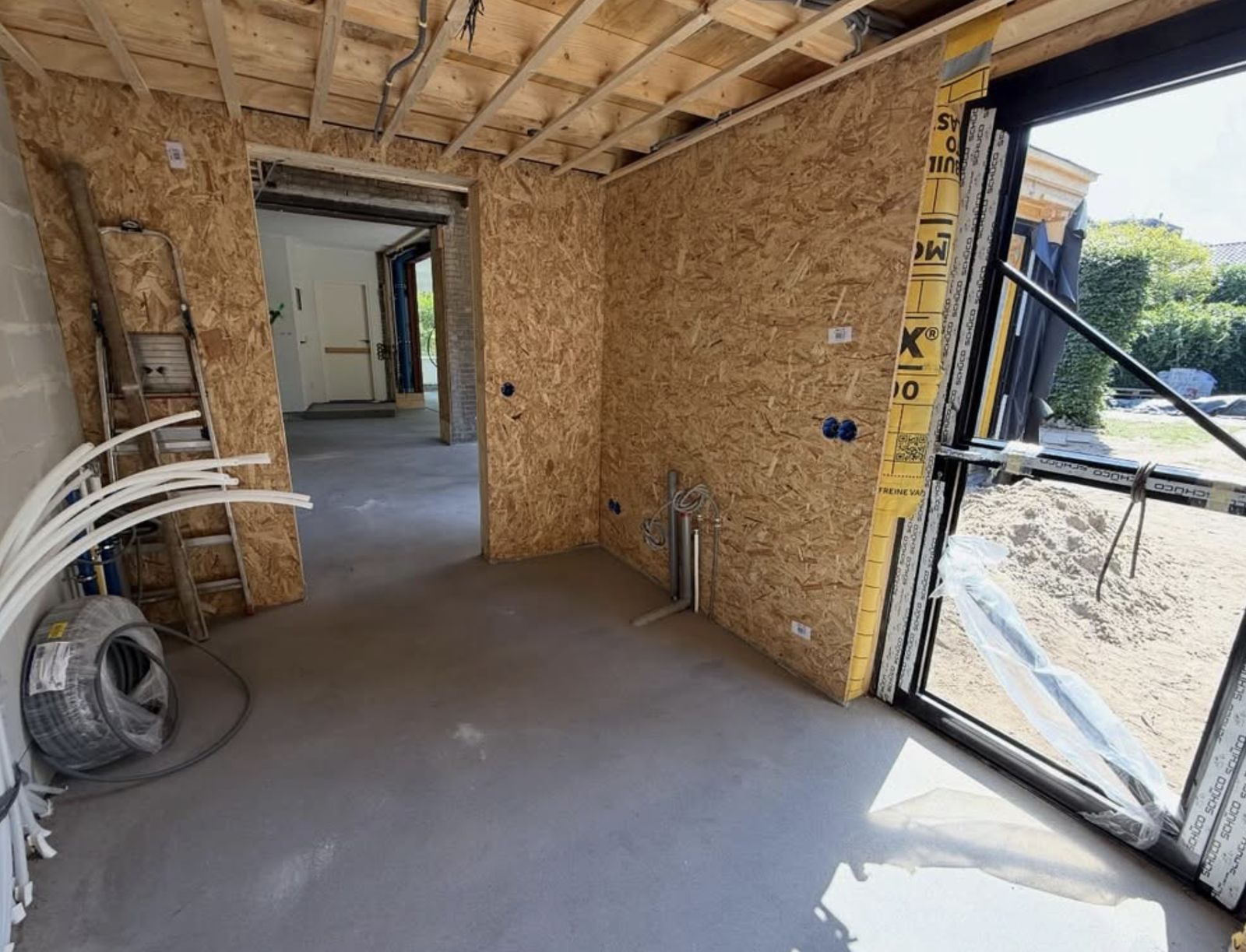 De houten aanbouw vrijwel gereed, met complete gevelbekleding