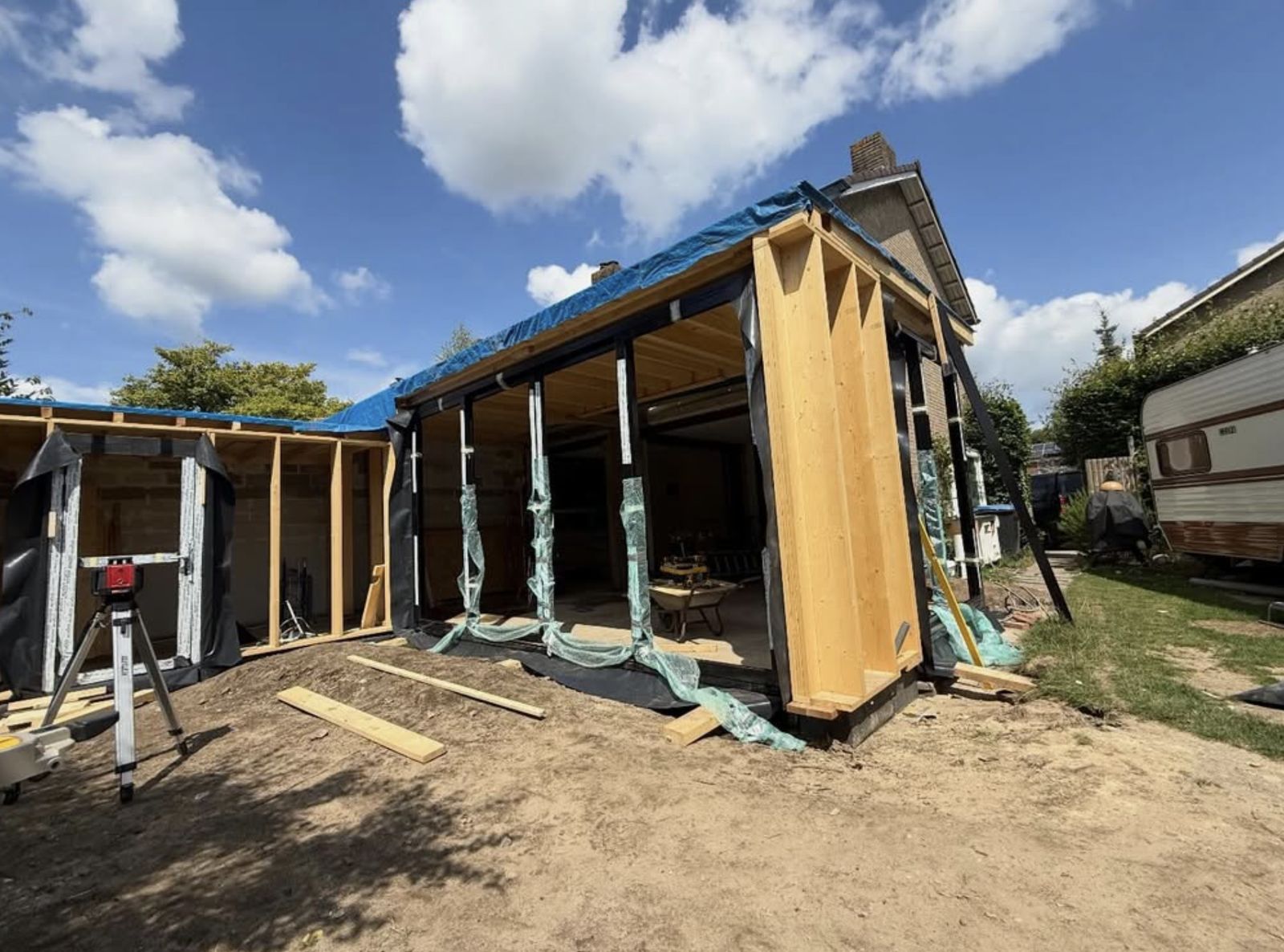Achteraanzicht van de opgeleverde aanbouw met glaspui