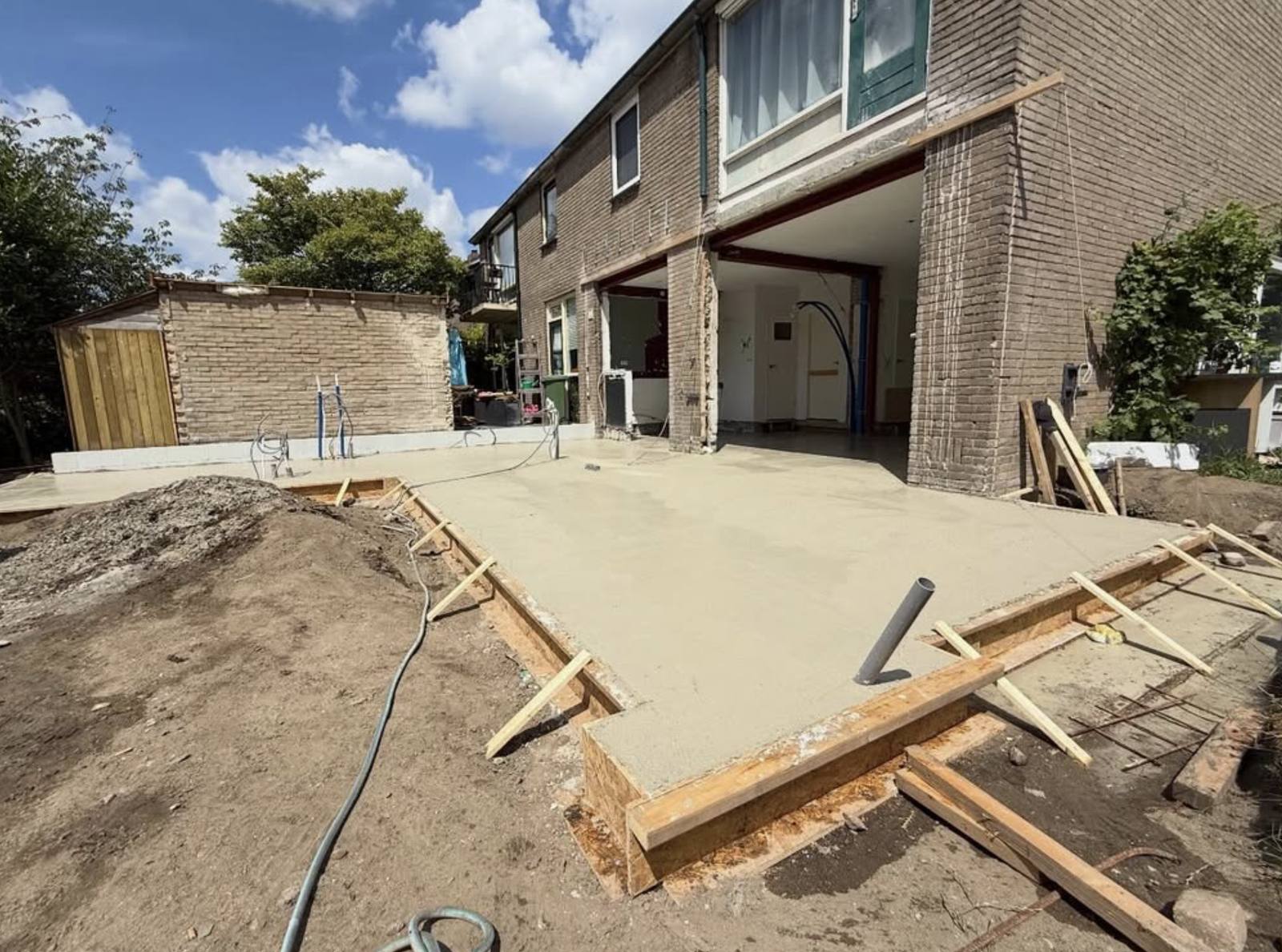 Eindresultaat: moderne houten aanbouw aan de bestaande woning