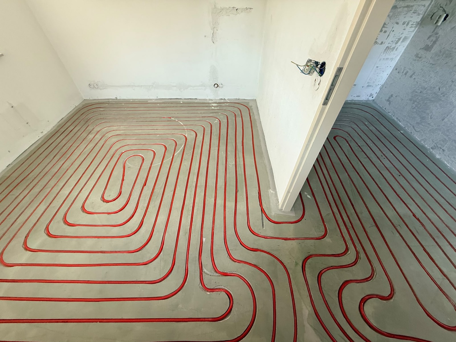 Slaapkamer met vloerverwarmingsleidingen in slakkenhuispatroon