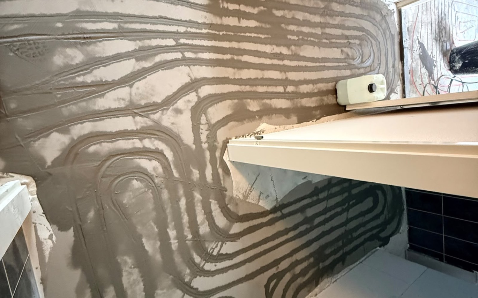 Wandverwarming in de badkamer, leidingen weggewerkt in de wand