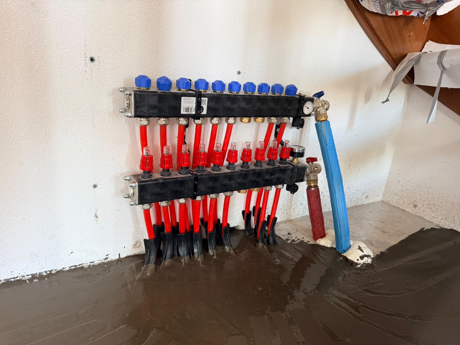 Verdeler van de vloerverwarming met tien aangesloten groepen